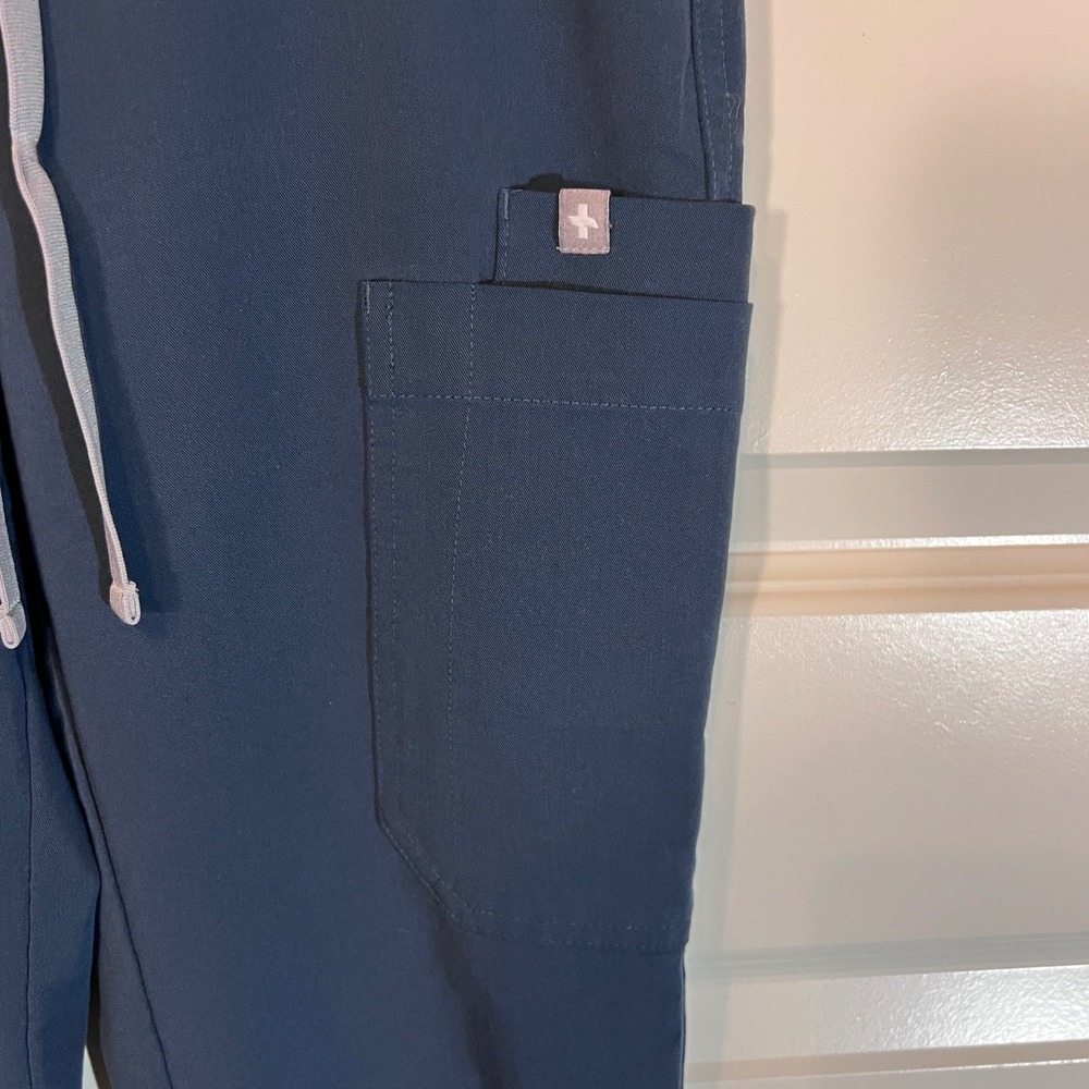 FIGS Technical Collection Scrubs Casma Top & Yola Pants Set in Navy Blue, XXS - Picture 14 of 16